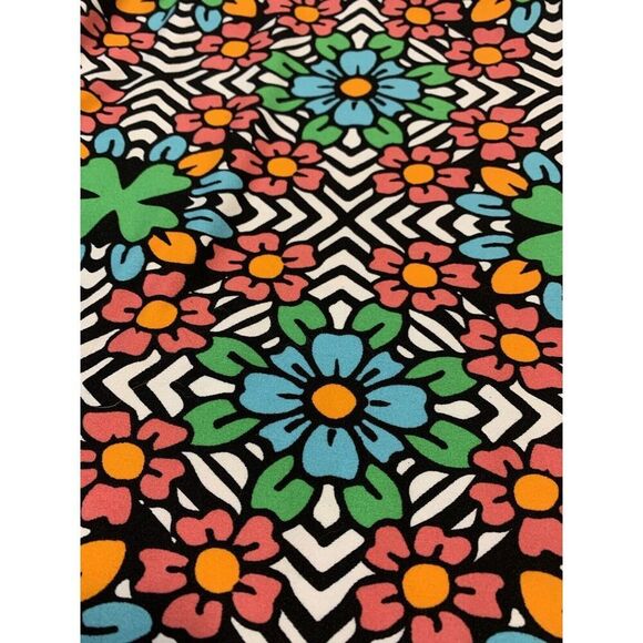 LuLaRoe Womens Leggings Size TC2 Black Shamrocks Clovers Floral Plus 18+ NWT - Picture 2 of 4